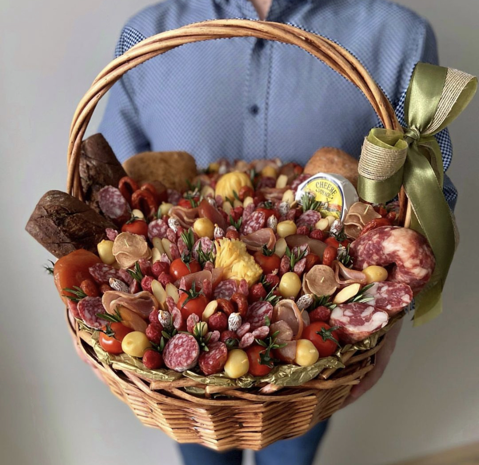 № 28. Большая корзина из сыровяленого мяса, колбас и сыров «Мясное застолье».
