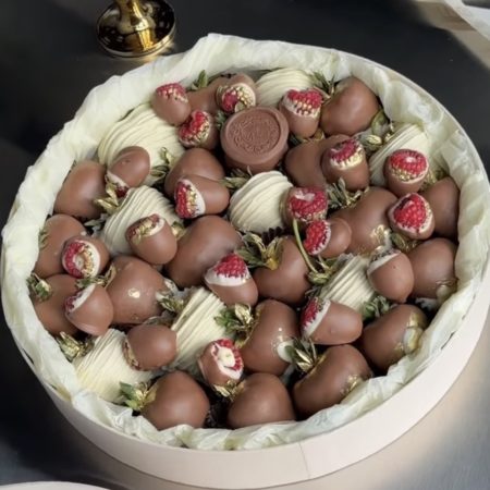 № 352. Набор клубника и малина в шоколаде.