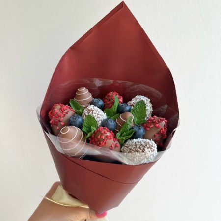 № 365. Букет из клубники в шоколаде и голубики